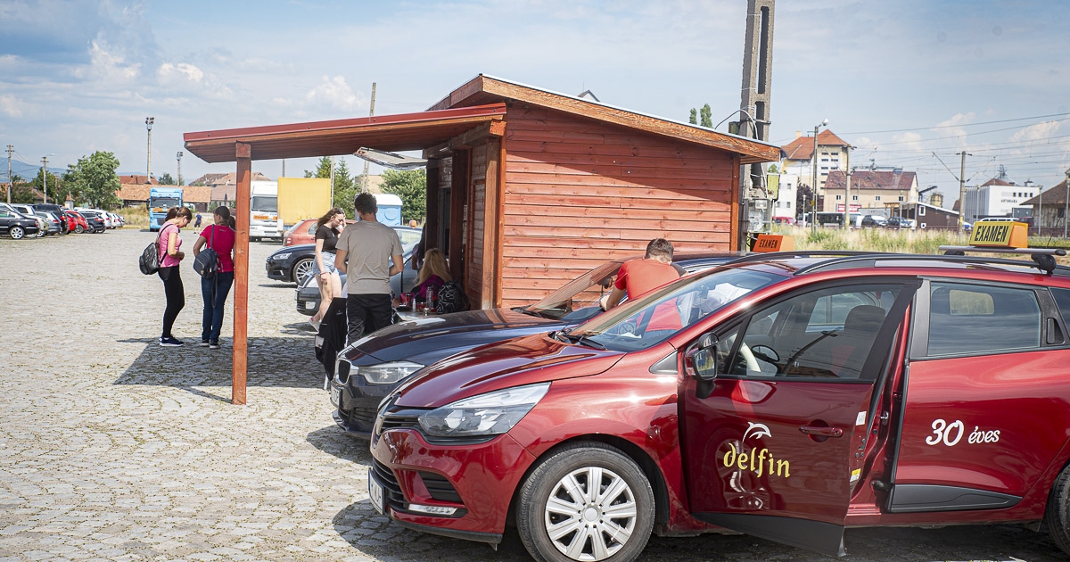 Kátyúk és hosszas várakozás, büfével